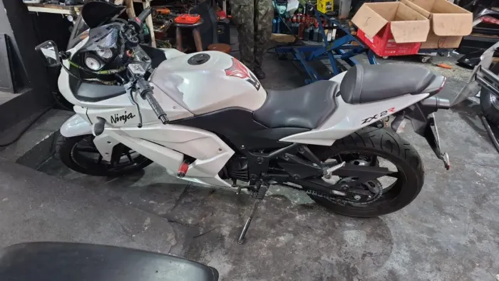 Kawasaki Ninja 250 branca
