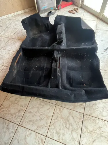 um carpete do uno Mille um catalisador, uma roda 13  da Ford . Jogo de calotas
