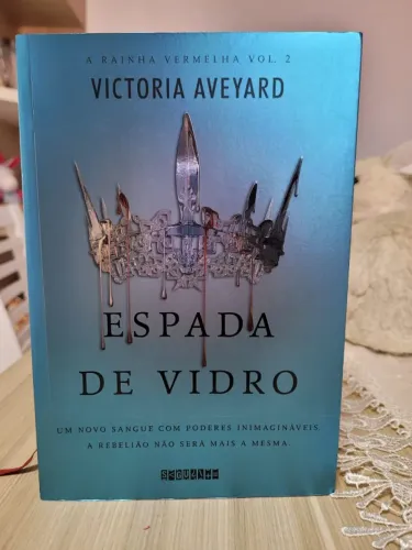 Livro Espada de Vidro - Victoria Aveyard
