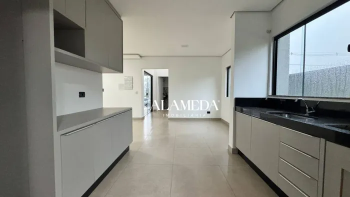 Sobrado com 3 Quartos sendo 1 Suíte para alugar, 180 m² por R$ 5.900/mês - Condomínio Tang