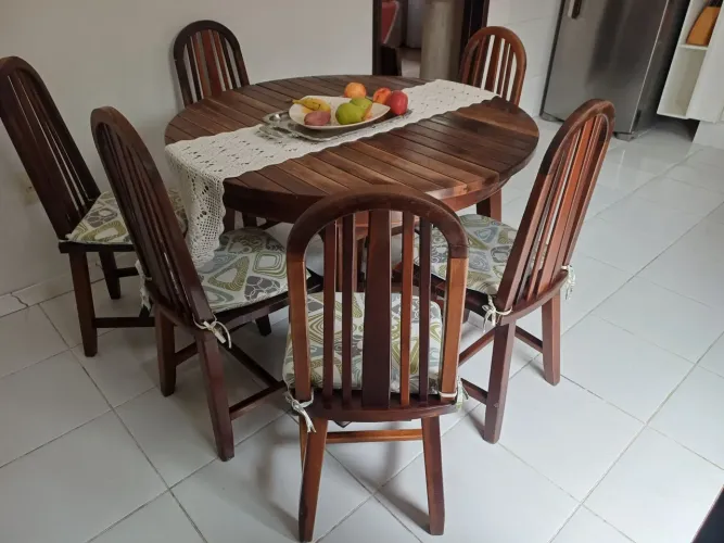 Mesa de jantar madeira de lei 