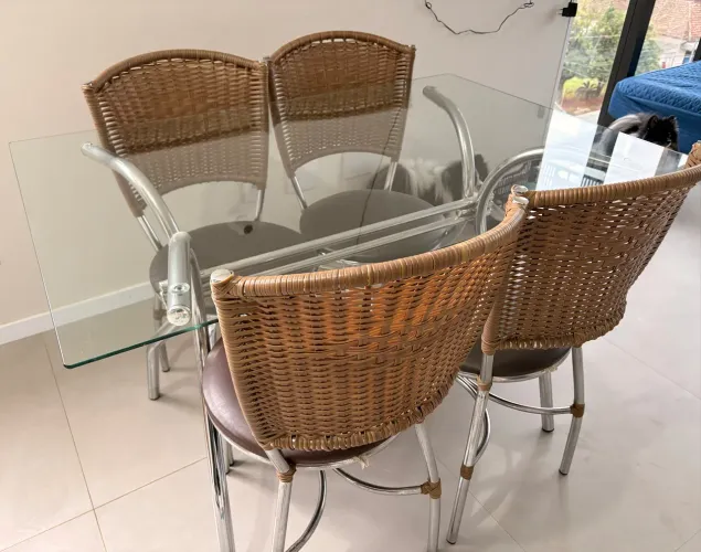 Mesa de vidro com 4 cadeiras