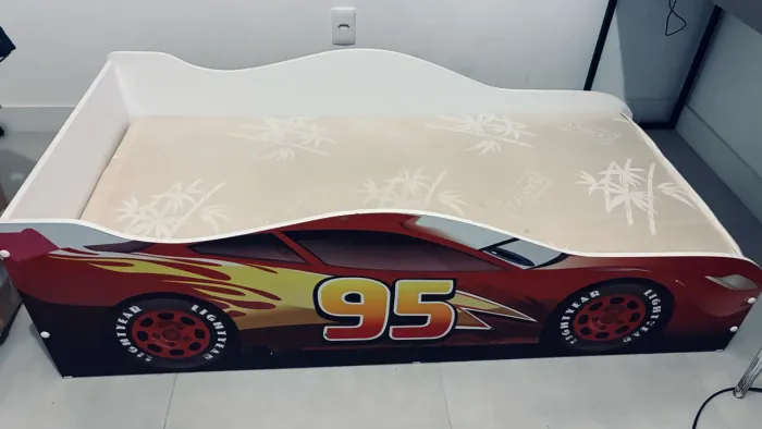 Cama carro hot wheels menino e infantil. Com colchão. Perfeito Estado.