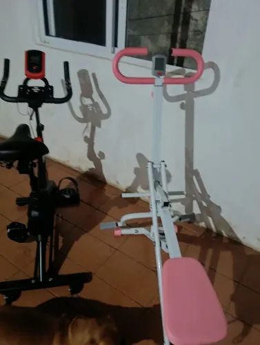 Duas bicicletas. Ergométrica. E aparelho pra glúteo