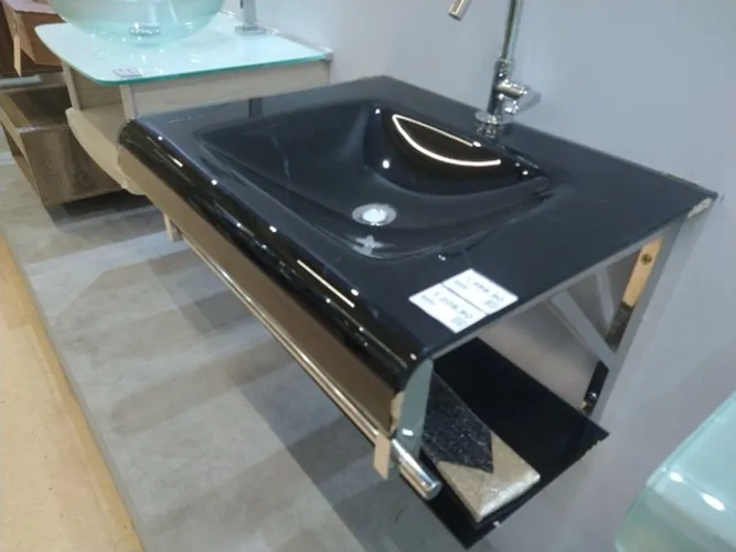 Gabinete de vidro preto com suporte 60x45