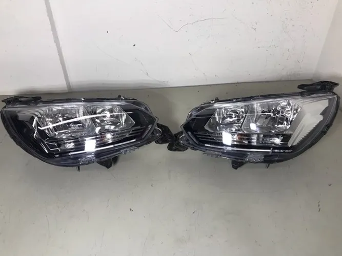 Par de faróis do Peugeot 208