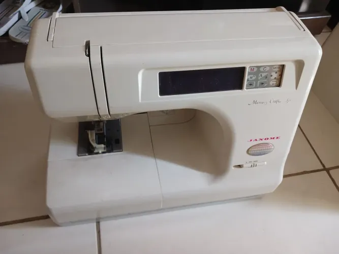 Máquina de bordar Janone( com defeito)