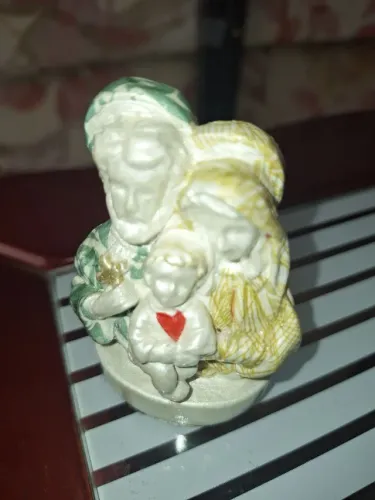 2 peças em resina e porcelana novas