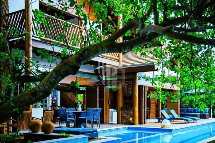 Casa a venda no Piscinas Naturais (Jacarandás) em Praia do Forte, Litoral Norte da Bahia. 