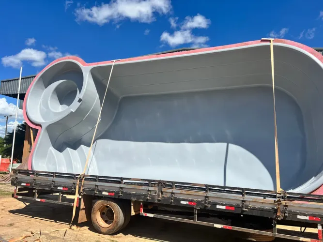 Piscina de fibra Zeus 