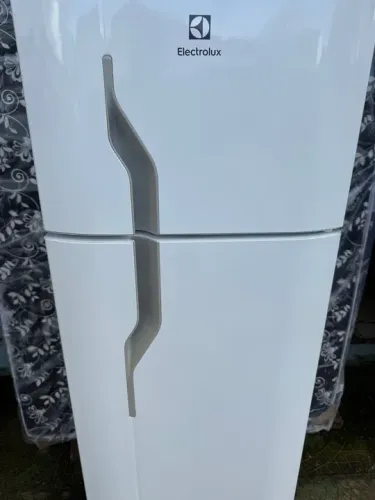 Geladeira Electrolux branca 350