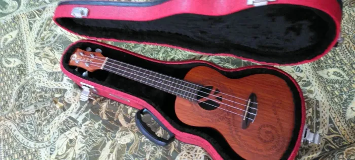 Ukulele Luna Guitars Luna Concert Ukulele Maluhia Peace Concert (UKE MALU) + Case Rigido