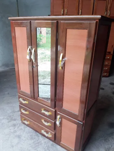 Guarda roupa de madeira 