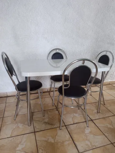 Mesa semi nova com 4 cadeiras