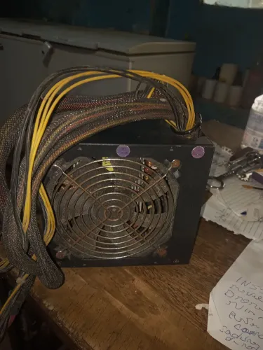 Fonte de Alimentação de Computador Usada c defeito