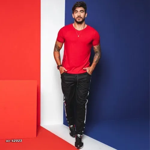 Calça jogger masculina preta de malha com barra diferenciada