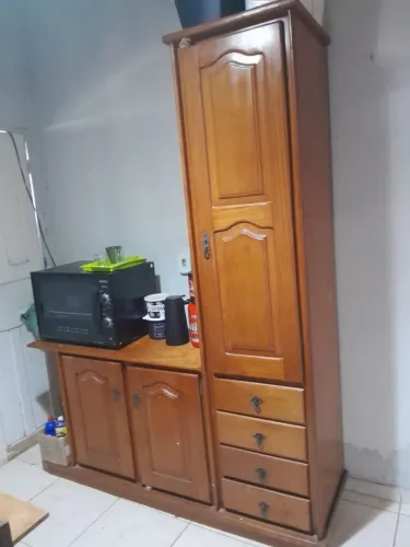 Armário de Madeira.