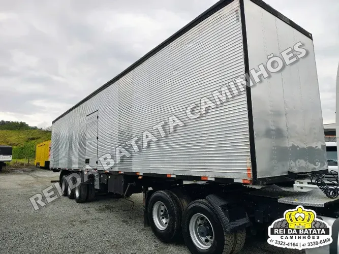 Carreta Baú 3 eixos 28 Pallets C/ Pneus 2009