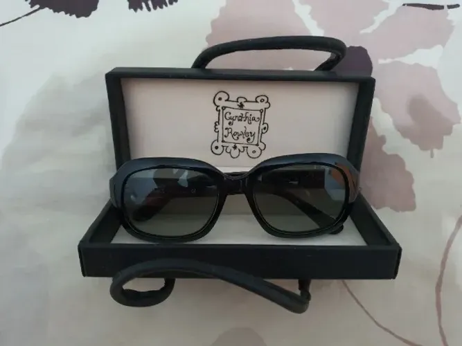 Óculos escuros feminino Cynthia Rowley.