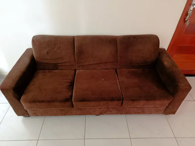 Sofá 3 lugares + painel pra TV.