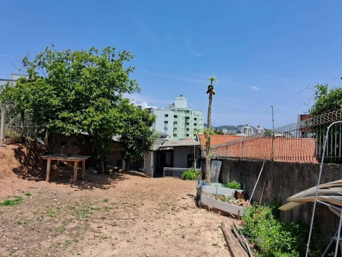 Terreno com 690m² + 2 casas - À venda no Estreito