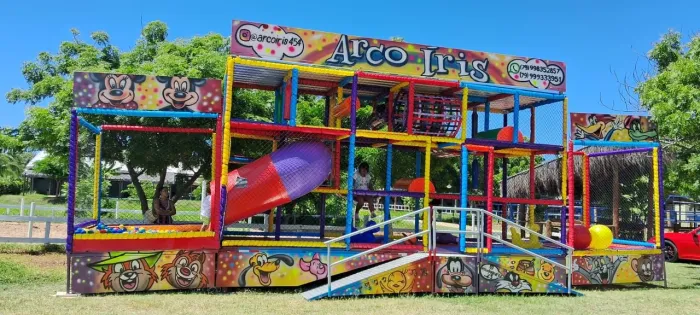 Kid play sobre reboque 