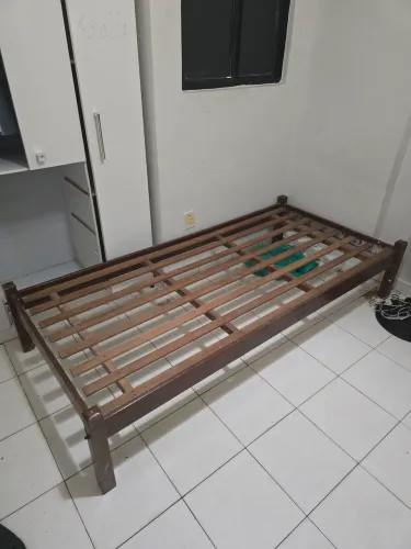 Cama de madeira de solteiro