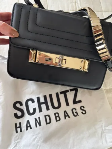 Bolsa Schutz Preta com metais Dourados