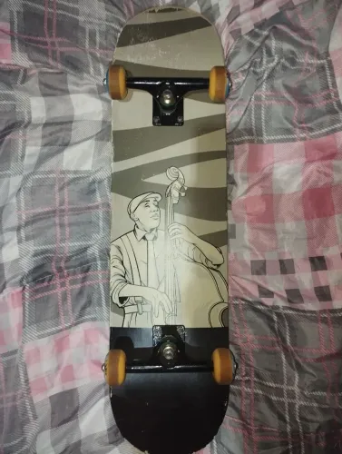 Skate semi-novo básico (uma das rodas não está rodando direito; SE COMPRAR TEM QUE BUSCAR.