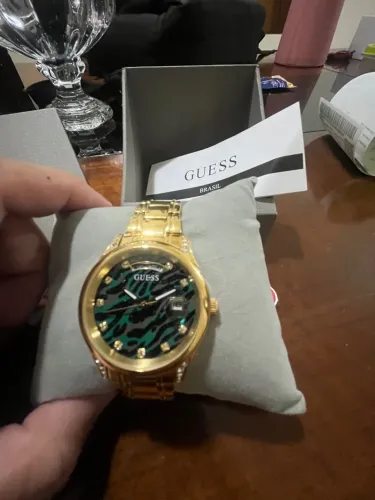 Relógio Guess Dourado com Detalhes em Strass