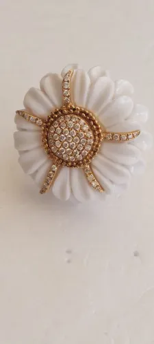 Anel ouro amarelo Ágata branca  brilhantes 