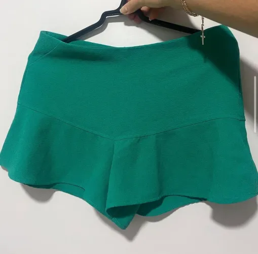Shorts Verde com Detalhe de Babado