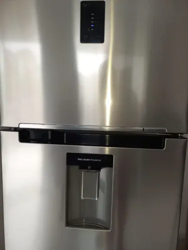 Geladeira em ótimo estado, espaçosa, bonita, econômica e silenciosa