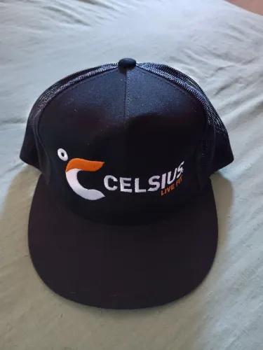 Bonés novos - Celsius Live Fit e Trevo verde