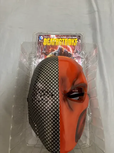 BOX EXCLUSIVO Deathstroke Exterminador (DC Comics) - Máscara + HQ Vol. 1