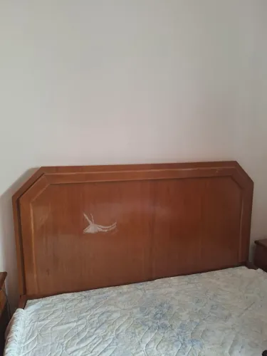 cama de casal com estrado em cerejeira com 2 mesinhas e colchão