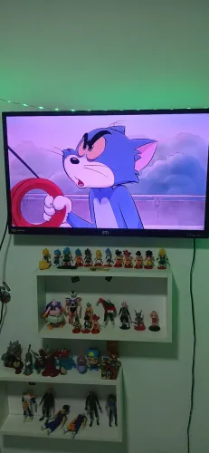 Tv 32 n é smart obs: ela esta muito colorida
