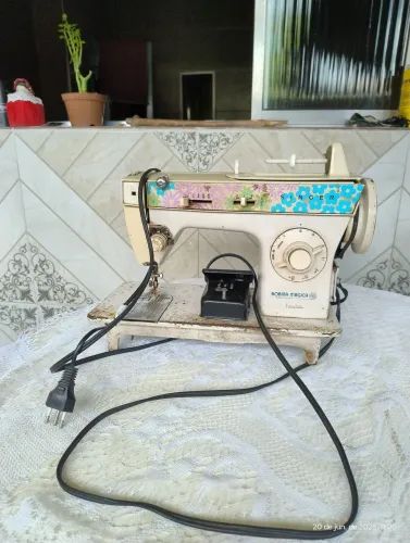 Máquina de costura usada funcionando perfeitamente de marca Singer bobina magica facilita