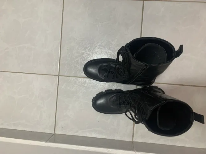 Coturno cano medio em couro Stiletto