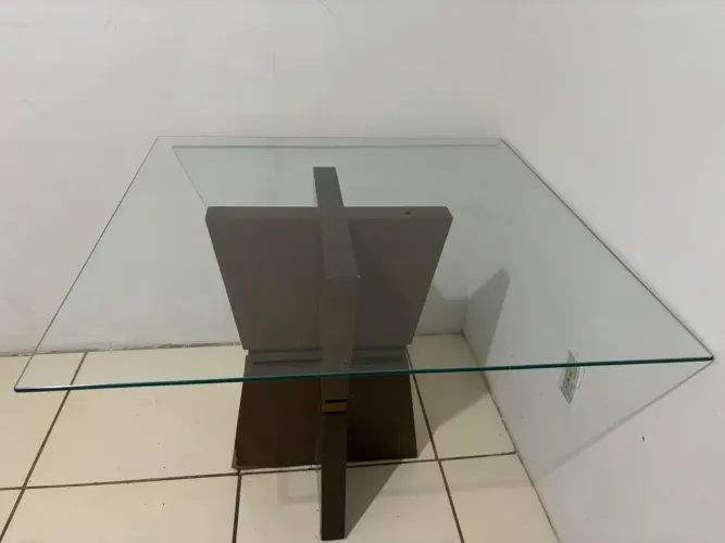 Mesa com tampo de vidro