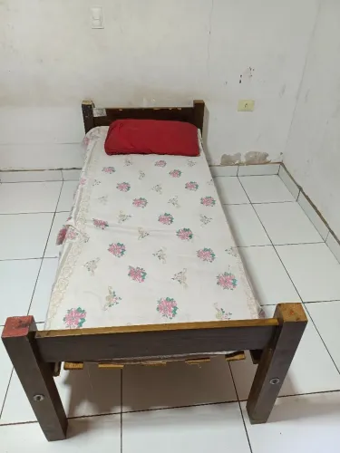 Cama de solteiro com o colchão (fino),ambos usados em bom estado