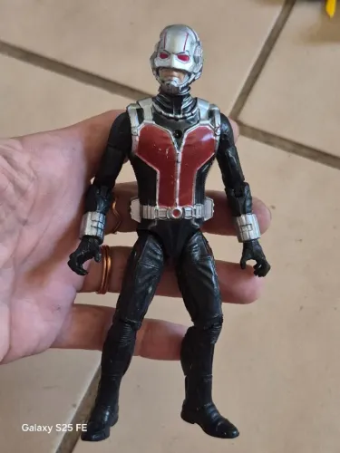 Figura articulada do super-herói Homem-Formiga da Marvel