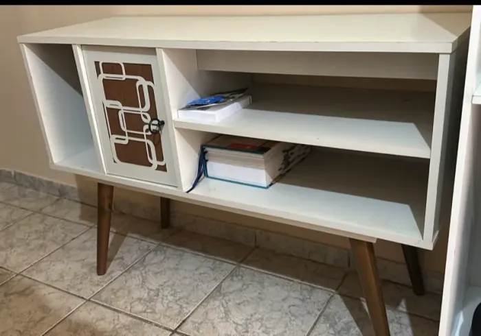 Vende-se Rack Retrô Branco com Pés Palito - Excelente Estado!