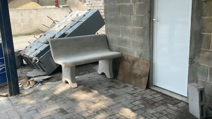 Banco de praça em concreto com encosto 