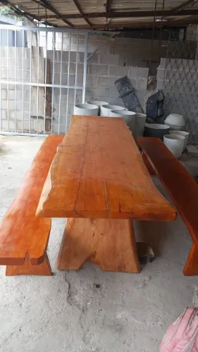 MESA RÚSTICA DE JAQUEIRA MACIÇA + 2 BANCOS - R$ 4.000
