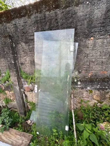 Vende se duas portas de vidro