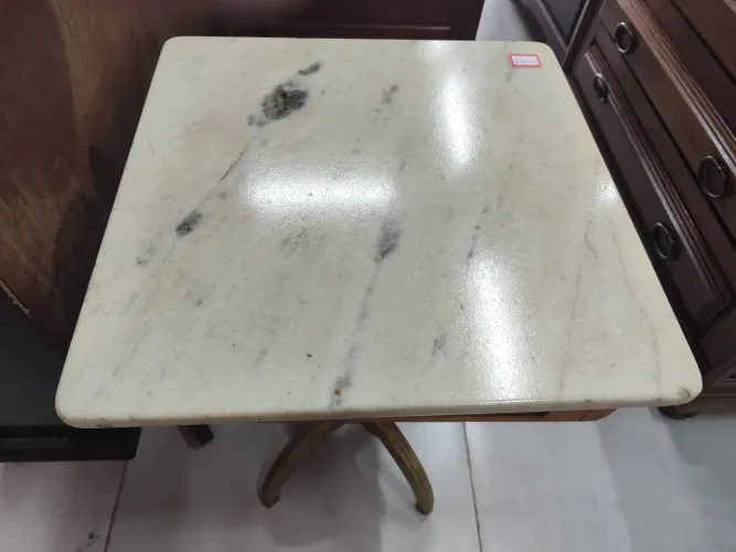 Mesa Lateral Vintage com Tampão de mármore  e Pés de Madeira Ornados