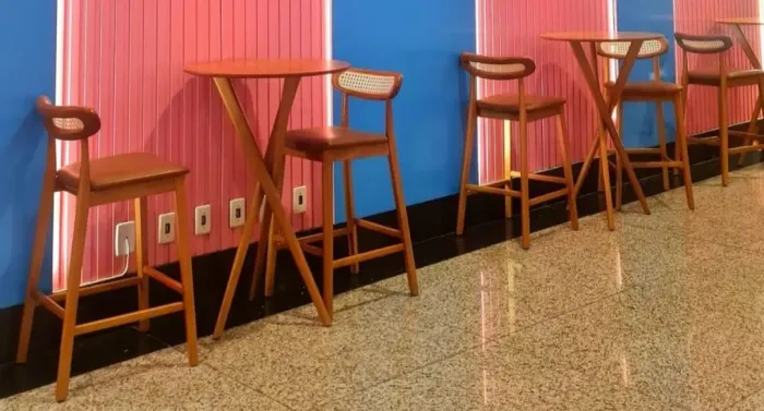 Mesa com banquetas