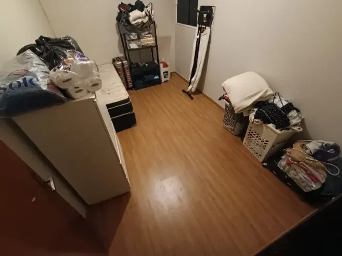 Vdo piso laminado 10 m2, flutuante, 4 caixas cobrem 10 m2 por 300 reais