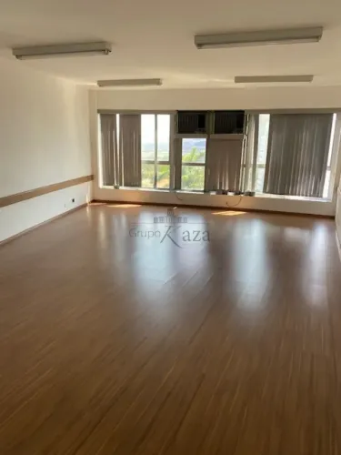 Oportunidade - Sala Comercial - Centro - Edifício Saint James - 45m².